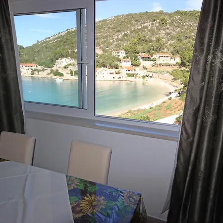 Uvala Prapratna 5704b * Jelsa (Hvar)